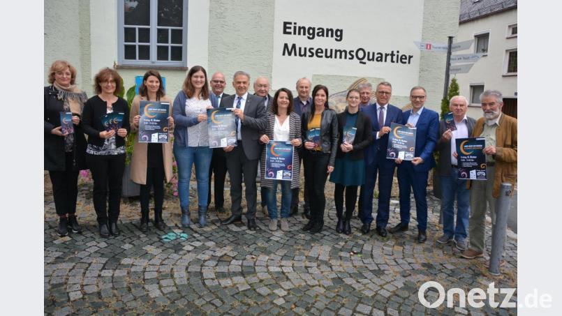 Gemeinsam laden sechs Einrichtungen aus dem Landkreis zur „Langen Nacht der Museen“ ein, die am 11. Oktober in Waldsassen startet. Ikom-Stiftland-Vorsitzender Roland Grillmeier (Sechster von links) und Barbara Habel (Vierte von links) sowie die Bürgermeister und Museumsmitarbeiter aus den beteiligten Kommunen präsentierten den Flyer. Bild: jr