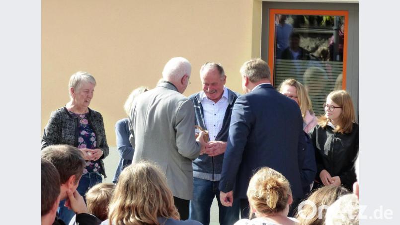 Hans Frank (Mitte), Nachbar und ehemalige Allroundhandwerker, bekam als Dank für seinen Einsatz als Bauaufsicht entsprechend dem Schweppermannspiel zwei Eier von Stefan Braun und Karl Gerstenhöfer. Bild: jp