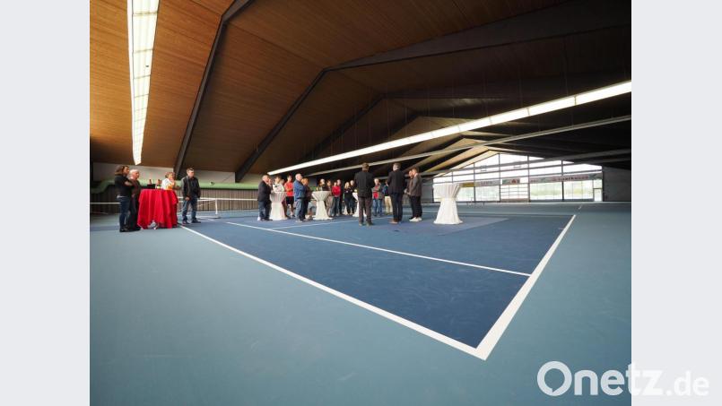 Blau und glatt statt grün und Granulat: Der neue Boden in der Tennishalle des TC Rot-Weiß Amberg ist sehr gelenkschonend. Auf der gleichen Beschichtung wird auch bei Davis- und Fed-Cup-Turnieren gespielt. Bild: ref