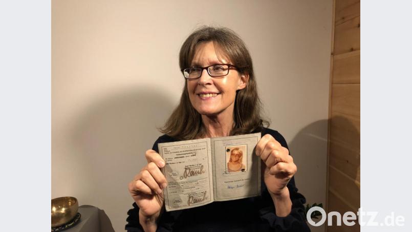 Helga Roscher aus Weiden lächelt noch genauso wie 1976. Nur die Brillenmode hat sich geändert. Bild: exb