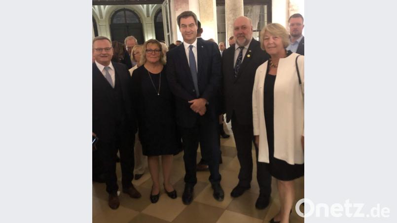 Werner Stein (Zweiter von rechts) ist von Ministerpräsident Markus Söder (Mitte) für sein Engagement ausgezeichnet worden. Susanne Stein (Zweite von links), NBMB-Präsident Manfred Ländner und Angelika Becher, Vorsitzende des NBMB-Kreisverbands Bamberg, gratulieren. Bild: u