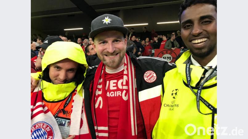 Fußballfans aus der Oberpfalz feiern das Schützenfest in Tottenham. Der FC Bayern besiegte Tottenham Hotspur am zweiten Spieltag der Champions-League mit 7:2. Bild: mr