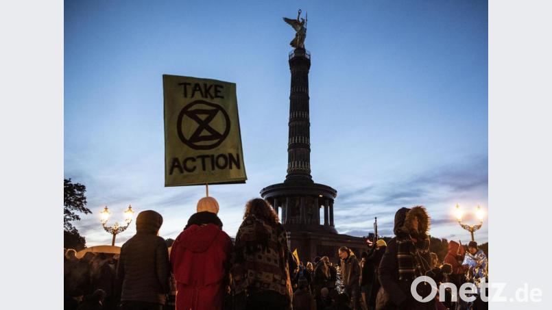 Aktivisten der Klimabewegung Extinction Rebellion haben zum Auftakt ihrer Aktionswoche &quot;Berlin blockieren&quot; die Zufahrten zum Großen Stern an der Siegessäule blockiert. Bild: Paul Zinken/dpa