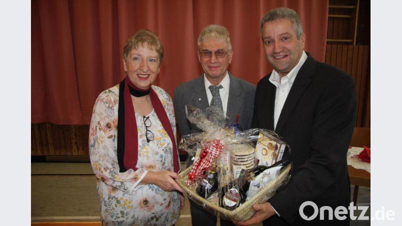 Über die Zukunft der AWO referierte der Landesvorsitzende Thomas Beyer (rechts), bei dem sich Ortsvorsitzende Ramona Glowka und Kreisvorsitzender Edwin Ulrich (Mitte) bedankten. Bild: wro