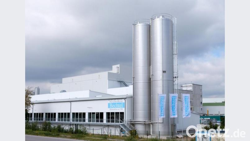 Auf schätzungsweise 100 000 Euro beläuft sich der Schaden, der bei den Naabtaler Milchwerken entstanden ist. Ursache dürfte ein Defekt an der Sprinkleranlage sein. Hinter den Silos befindet sich das neue Hochregallager. Bild: mab