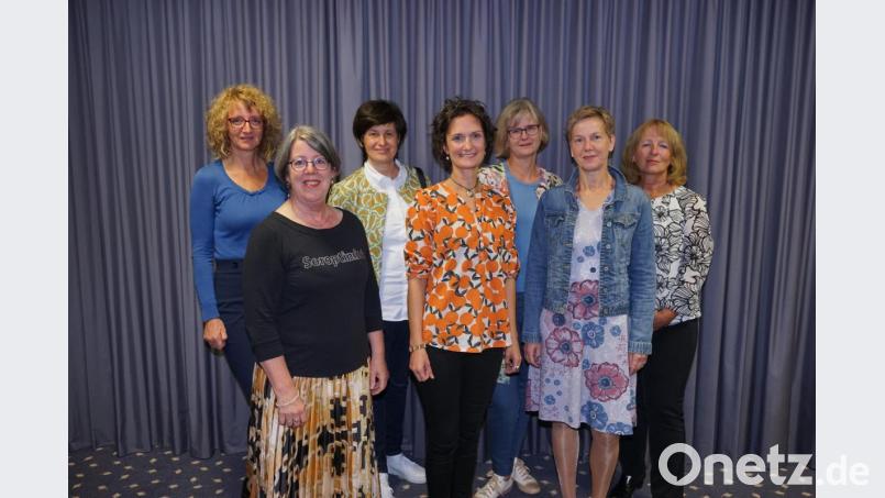 Der neue Vorstand von Soroptimist International Amberg setzt sich aus (hinten, von links) Dagmar Schütz (Vizepräsidentin), Angelika Winkler (Schatzmeisterin), Sigrid Nordhus-Hantke (Programmteam), Andrea Gleißner-Schiml (Schriftführerin) und (vorne, von links) Susan Batten-Seidl (scheidende Präsidentin), Beáta Zaremba (Präsidentin) und Helga Sichelstiel (Programmteam) zusammen. Bild: nib