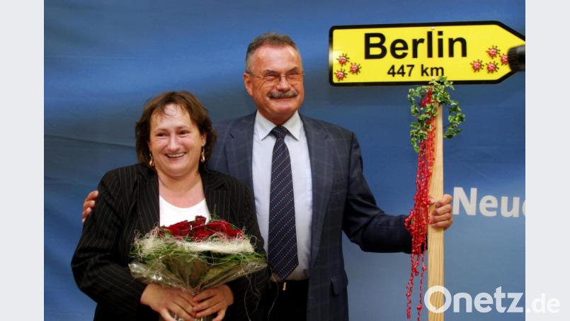 Georg Pfannenstein (rechts) gratuliert Marianne Schieder zur ersten Nominierung für den Bundestag. Das Schild weist die Richtung. Bild: Gerhard Götz