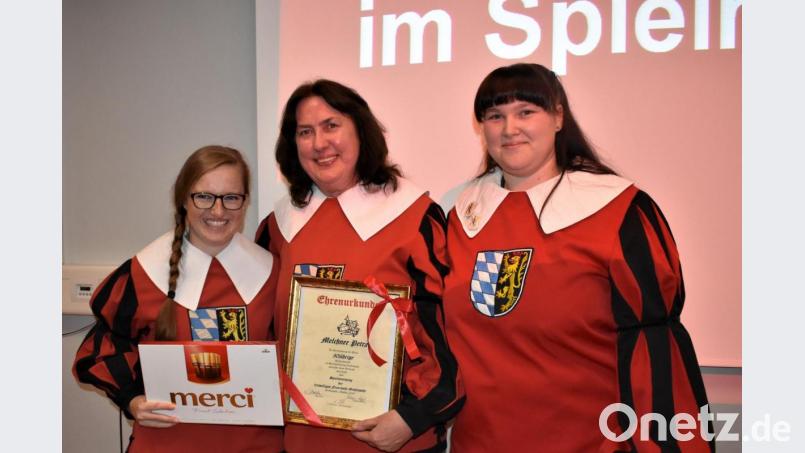 Petra Melchner (Mitte) wird von Tambourmajorin Melanie Kappl (rechts) und Isabelle Schmidt (links) für 50 Jahre im Spielmannszug ausgezeichnet. Bild: rgr