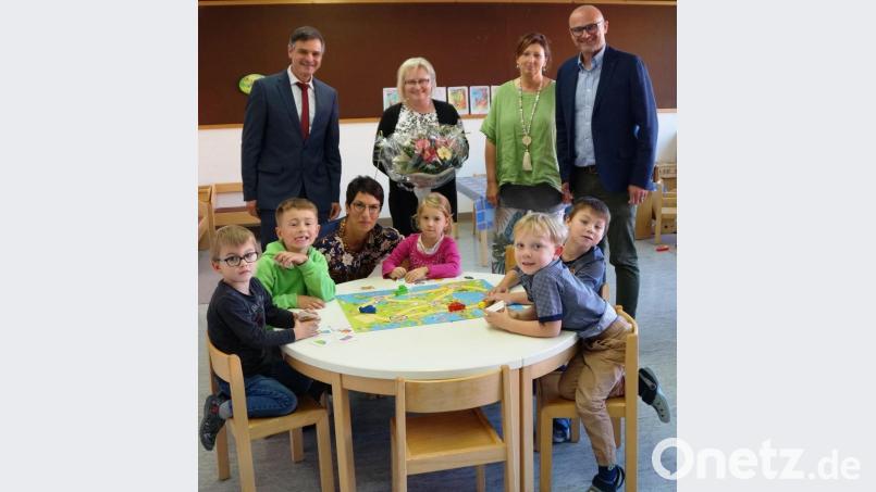 Bürgermeister Maximilian Beer (rechts) begrüßte gemeinsam mit Schulleiterin Claudia Buchmann (zweite von rechts) Rektor Oliver Vogel vom Förderzentrum Nabburg und Irmgard Seifert von der Lebenshilfe Schwandorf, um die neu geschaffenen Räume der SVE zu besichtigen. Auch die Kinder mit der Leiterin der SVE Margit Graßmann (kniend) freuten sich über den Besuch. Bild: weu