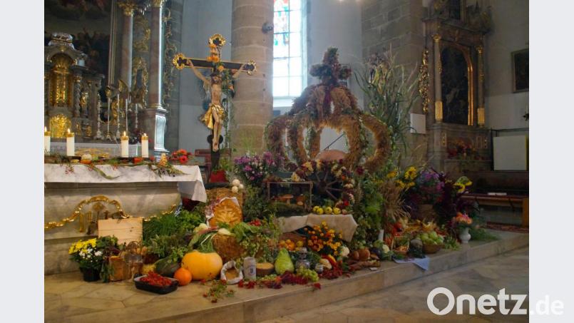 In der Kemnather Stadtpfarrkirche präsentiert sich ein prächtiger Erntedankaltar. Die Krone haben Berndorfer Frauen gebunden. Bild: kaz