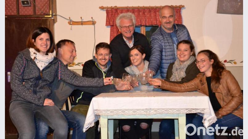 Fleißig probt die Theatergruppe der Kolpingfamilie noch für das Lustspiel „Der Silvesterknaller“. Nicht nur bei dieser Aufführung soll es viel zu lachen geben. Bild: gi
