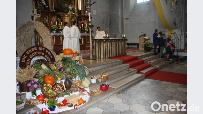Pfarrer Joseph feierte die Messe. Musikalisch umrahmt wurde sie von den "Pfarreispatzen" (rechts) unter der Leitung von Werner Fritsch. Bild: wro
