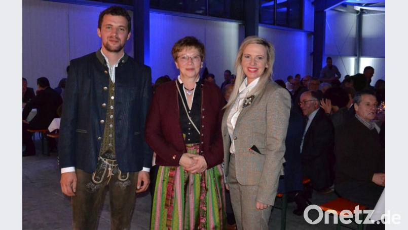 Peter, Rosalinde und Evelyn Müller (von links) führen das Familienunternehmen Inoplast. Die Firma, die seit 2012 in Windischeschenbach ansässig ist, hat den Betrieb erweitert und im Gewerbepark eine neue Produktionshalle mit Bürotrakt und Lagerhallen gebaut. Bild: Lowak