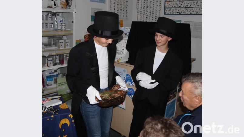 Wie macht man aus einem Stoffhasen einen leckeren Braten? Die beiden jungen Burschen, Luka Thar und Moritz Bittner, kennen das Geheimnis und zeigten es in der Tierarzt-Gemeinschaftspraxis Dr. Konrad Gradl, Dr. Klaus Jäger und Johannes Schmidt. Bild: mfh