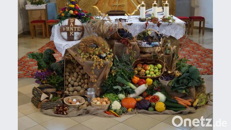 Viele Früchte aus Gärten und von Äckern zierten den Altar in der Ebnather Pfarrkirche. Bild: soj