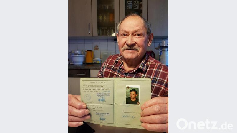 Opa und Enkel aus Kohlberg zeigen ihre Führerscheine: Robert Wipauer ist 77 Jahre und hat noch einen grauen Papierschein. Bild: exb