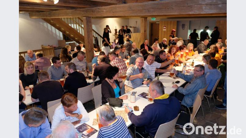 Ein Prosit auf den Zoigl und das bayerische Lebensgefühl, heißt es beim CSU-Zoiglabend im historischen Malzhaus. Bild: do