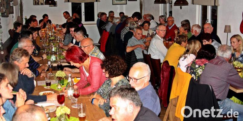 Ein Blick in die ausverkaufte Brettl-Hütte. Das Weinfest der Freien Wähler ist immer der Renner. Bild: zer
