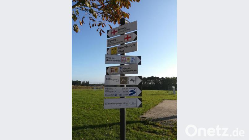 Der Startpunkt, der Wanderparkplatz an der Bergstraße in Ebermannsdorf, ist ein Schnittpunkt mehrerer, auch überörtlicher, Wanderwege. Dieser Wegweiser zeugt davon. Bild: Thomas Schaller