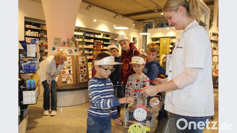 Aufgrund der enormen Resonanz in den vergangenen beiden Jahren beteiligte sich die Email-Apotheke als einzige Einrichtung in Amberg erneut bei der Maus-Türöffner-Aktion des WDR und erlaubte 60 interessierten Nachwuchs-Apothekern einen spannenden Einblick hinter die Kulissen der Apotheke. Bild: ads