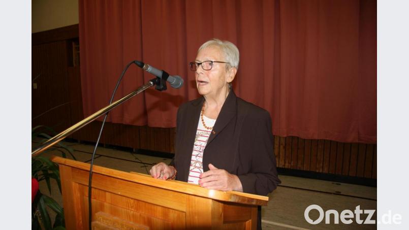 Durch den Nachmittag führte die Ehrenvorsitzende der AWO und Kreisrätin Hannelore Bienlein-Holl. Bild: wro