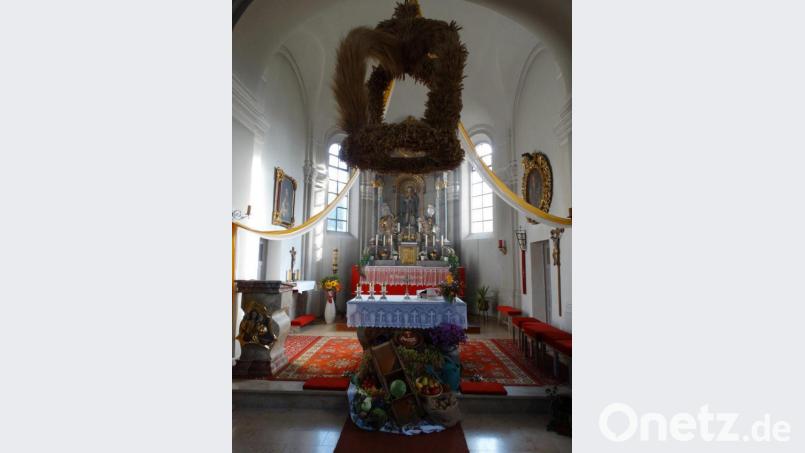 Eine stattliche Getreidekrone zierte den Altarraum der Filialkirche Sankt Wendelin in Trevesen. Bild: twg