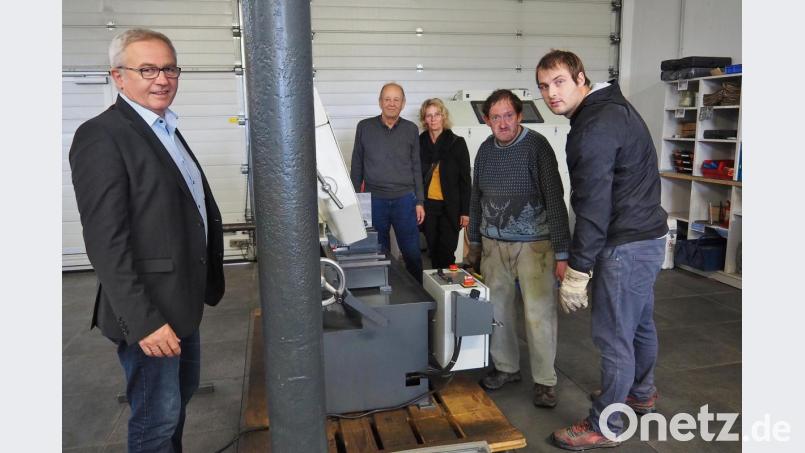 Dank Teilhabechancengesetz arbeiten Marco Holcer und Alfons Bösl (von rechts) wieder in einem sozialversicherungspflichtigen Beschäftigungsverhältnis. Bild: Bühner