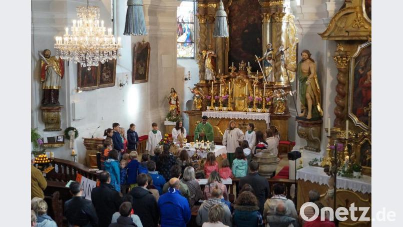 Alle Generationen der Pfarrei versammelten sich um den Altar, um gemeinsam Erntedank zu feiern. Bild: soj