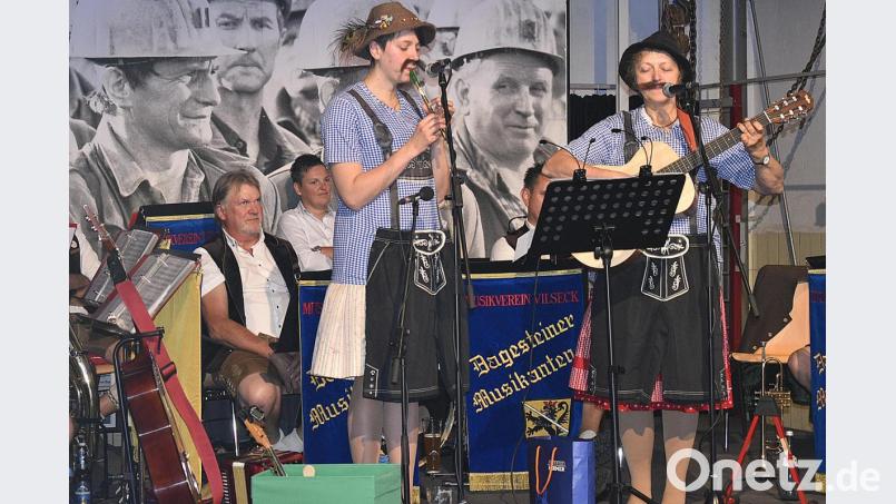 Die Koiserweiwer: Tochter Theresia an der Flöte und Mutter Gabi an der Konzertgitarre. Bild: sck