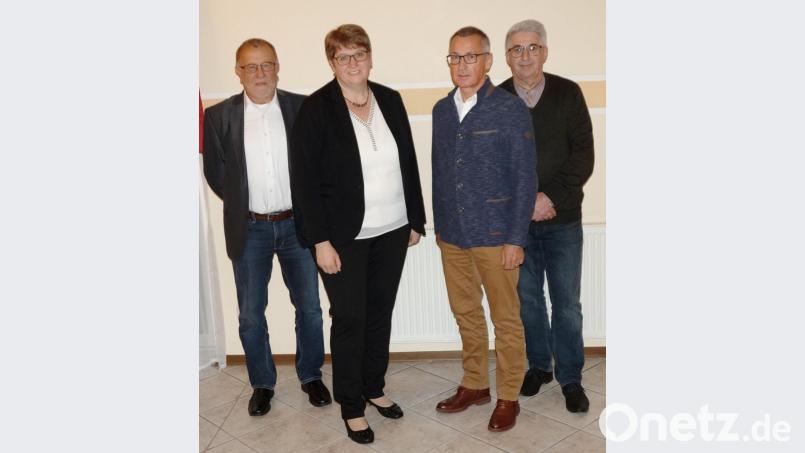 Die Liste „CSU/Engagierte Bürger&quot; setzt auf Anita Forster (Zweite von links) und möchte sie im Herbst als Bürgermeisterkandidatein nominieren. Die drei amtierenden Bürgermeister Johann Graßl, Richard Brunner und Michael Albang (von links) freuen sich über die engagierte Bewerberin. Bild: weu