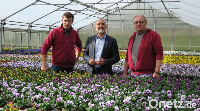Gartenfreund Ismail Ertug (Mitte) ließ sich von Fritz (rechts) und Christian Irrgang (links) bei seinem Besuch über den biologischen Pflanzenschutz aufklären. Bild: Hirsch