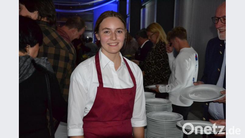 Stefanie Bauer legt mit dem Catering für die Firma Inoplast ihre Meisterprüfung ab. Bild: Lowak