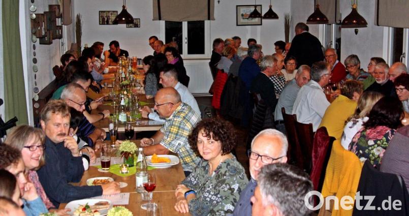Ein Blick in die ausverkaufte Brettl-Hütte. Das Weinfest der Freien Wähler ist immer der Renner. Bild: zer