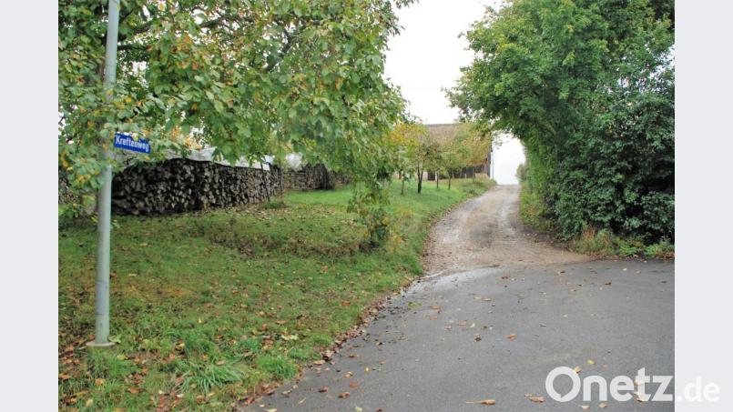 Der Kreftenweg in Aschach bedarf dringend einer Sanierung, da bei Starkregen die Straßen im Umfeld immer wieder mit Schotter überschwemmt werden. Bild: sche