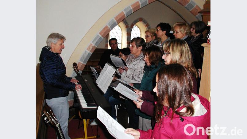 Der Festgottesdienst zum Erntedankfest mit Amtseinführung der neuen Gemeindereferentin wurde von der Gruppe Inshallah unter der Leitung von Beate Zehrer mitgestaltet. Bild: ld
