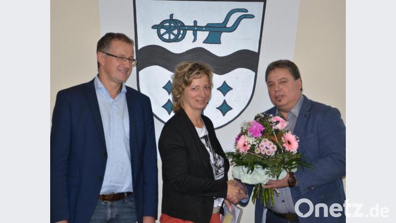 Bürgermeister Hans Gradl (rechts) nahm Karin Scheuerer-Pamler (Mitte) den Amtseid ab und begrüßte sie mit seinem Stellvertreter Franz Grabinger (links) als Nachfolgerin der Liste &quot;Wählergemeinschaft Schwarzach&quot; mit einem Blumenstrauß im Gemeinderat. Bild: ohr
