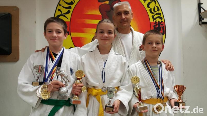 Der Tirschenreuther Judoka-Nachwuchs war 2019 sehr erfolgreich. Von links: Mark Nagiba, Lara Laubig und Aljosha Nagiba, hinten Trainer Olexander Nagiba. Bild: exb/Gunther Wührl