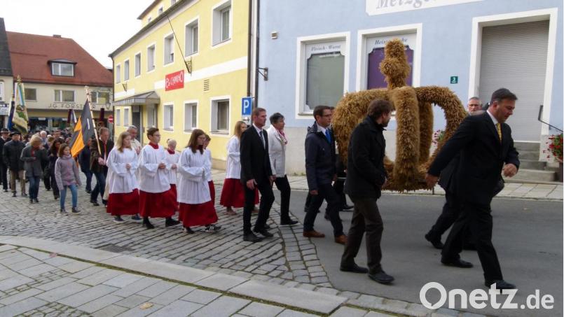 In einem eindrucksvollen Kirchenzug wurde die Erntekrone durch die Straßen der Stadt getragen. Bild: bgl