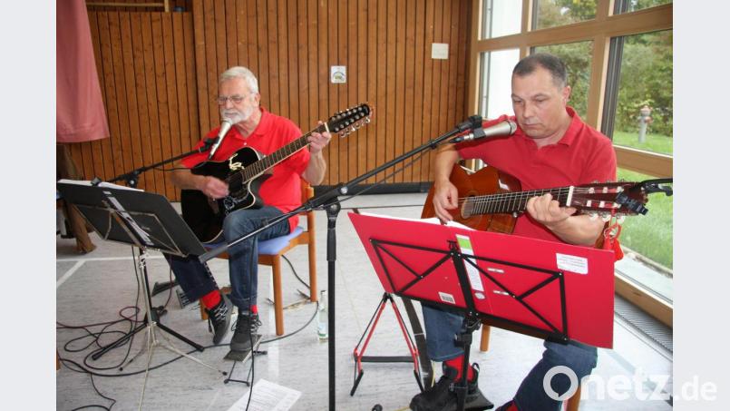 Bernd Engelhardt und Helmut Plommer (von rechts) überbrückten die Redepausen mit ihren Musikstücken. Bild: wro