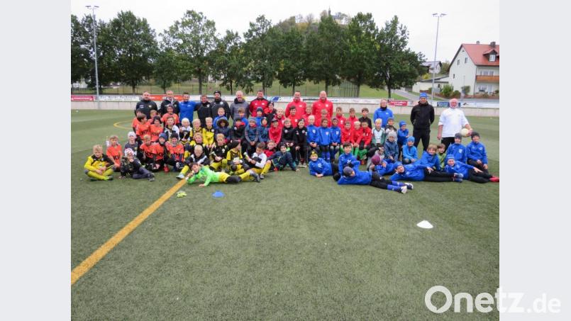 Es gab eigentlich nur Sieger beim U10 Turnier. Alle Nachwuchsspieler zeigten was sie drauf hatten und stellten sich zum Erinnerungsfotos. Bild: adj