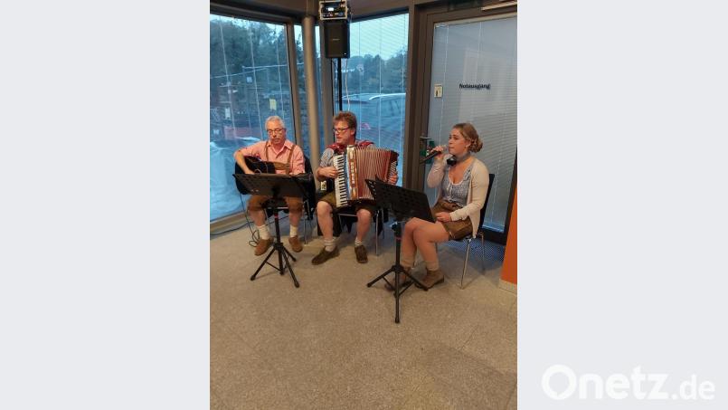 Der musikalische Teil des Abends wurde von dem Duo „D’Schöllnkine“ (Werner Dietz, links, und Alfons Margraf) sowie von der Sängerin Nathalie Margraf bestritten. Bild: slu