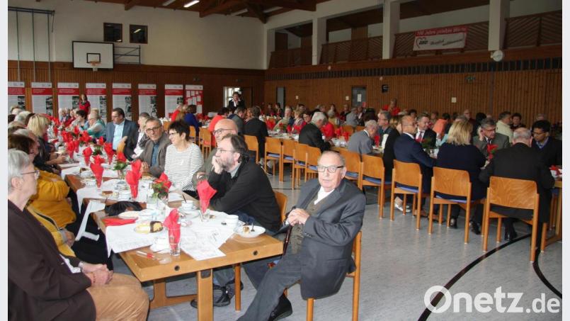 Zahlreiche Gäste folgten der Einladung zum Festakt „100 Jahre AWO“ nach Fuchsmühl. Bild: wro