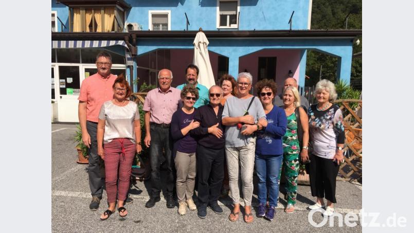 Gäste aus Stulln mit Bürgermeister Hans Prechtl (links) an der Spitze besuchten die Familie Zappa in Brozzo. Italo Zappa und seine beiden Töchter (vorne, mit Sonnenbrillen) freuten sich über den Besuch aus Stulln. Bild: exb