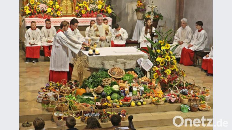Mit ihren Erntekörbchen am Fuße des Altares setzten die Kommunionkinderder zusätzliche farbenfrohe Akzente In der herbstlich geschmückten Kirche. In seiner Predigt betonte Stadtpfarrer Hannes Lorenz, dass Erntedank feiern den Blick dafür schärfe, nie den Dank zu vergessen für all die Gaben der Natur und die Wertschätzung für die Arbeit der Menschen, die sie uns zubereiten. Bild: bph
