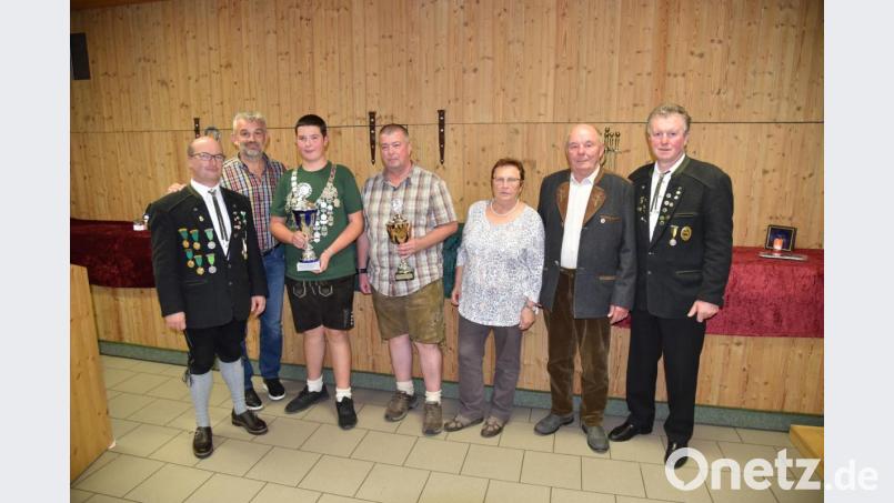 von links 3. Schützenmeister Markus Gebhard, 1. Bürgermeister Roger Hoffmann, Jonas Neudecker (Sieger LVM-Pokal), Josef Schmaußer (Sieger Sparkassenpokal), Geehrte Gertraud Wehrstedt und Hans Graf, 1. Schützenmeister Robert Geitner Bild: exb