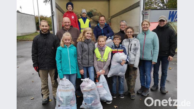 Die Helfer der Kolpingsfamilie Pfreimd und der Feuerwehr Weihern hatten alle Hände voll zu tun, um die zahlreichen Kleidersäcke einzusammeln. Die Organisatoren waren mit dem Ergebnis mehr als zufrieden. Bild: hir