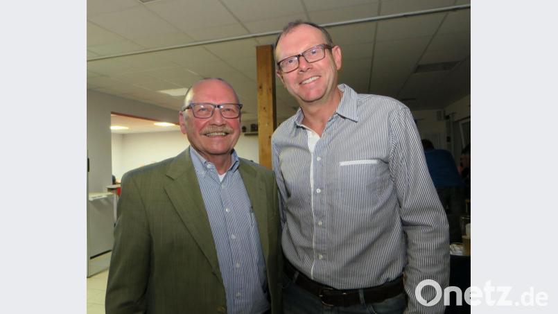 Die Vorsitzenden des FC Schwandorf und des SC Ettmannsdorf, Reinhard Mieschala (links) und Norbert Frank (rechts), wollen künftig an einem Strang ziehen und die Kräfte bündeln. Bild: Hirsch