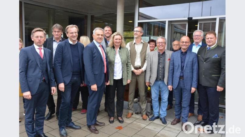 Bayerns Sozial- und Familienministerin Kerstin Schreyer stattete der Kreisvereinigung Lebenshilfe in Mitterteich am Samstagnachmittag einen Besuch ab. Willkommen geheißen wurde sie von den Verantwortlichen der Lebenshilfe und zahlreichen Vertretern der Lokalpolitik. Bild: jr