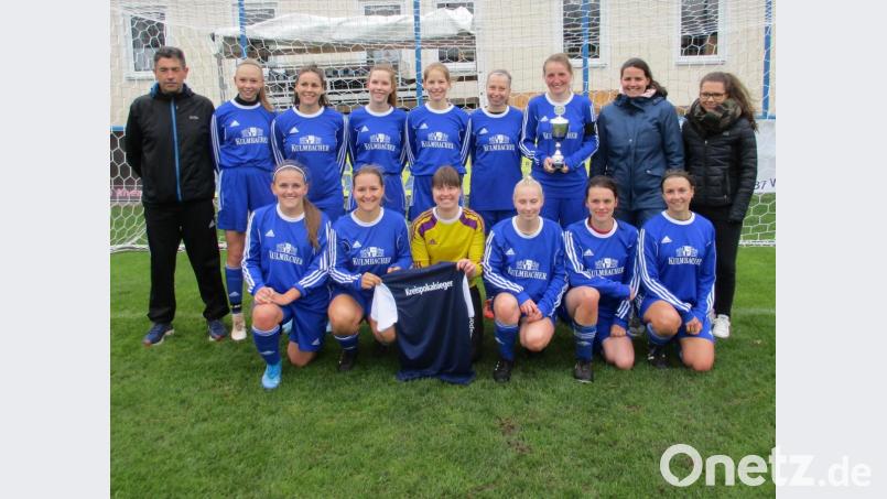 Die erfolgreichen Frauen des FC Edelsfeld mit Vorstand Manfred Bär (links) und Teamverantwortlicher Sabrina Ertl (Zweite von .rechts). Bild: bra
