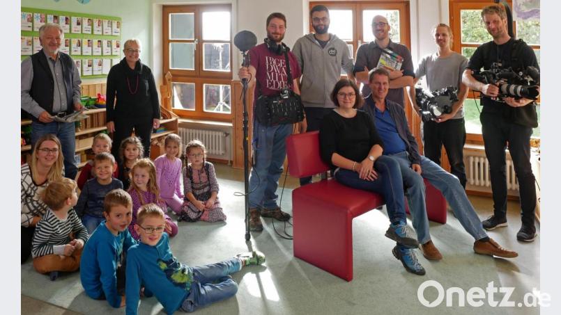 Filmen ist Knochenarbeit. Neben den Kindern sind mit auf dem Bild: Knieend links Monika Zeitler, stehend hinten von links die Schauspieler Manfred und Marianne Stangl (hinten von links), das Filmteam mit Moritz Frisch, Simon Huber, Dennis Faude, Jonas Breutel und Yannick Rouault (stehend von rechts) sowie Olivia Rinz und Heribert Holzinger von der Stiftung &quot;Freunde&quot; (sitzend von links). Bild: tr